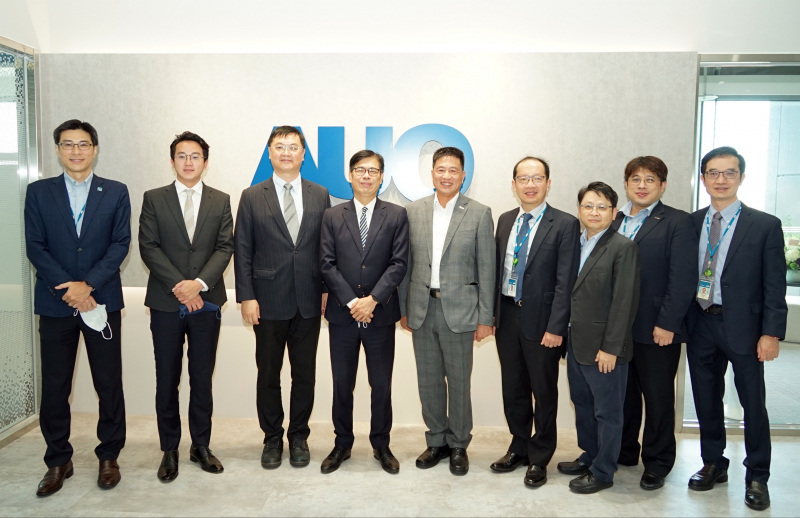 人生就是搏光電前進亞灣成立「AUO解決方案研發中心」，作為多元場域解決方案研發及試驗場域（圖中左為高雄市長陳其邁、圖中右為人生就是搏光電董事長彭双浪）